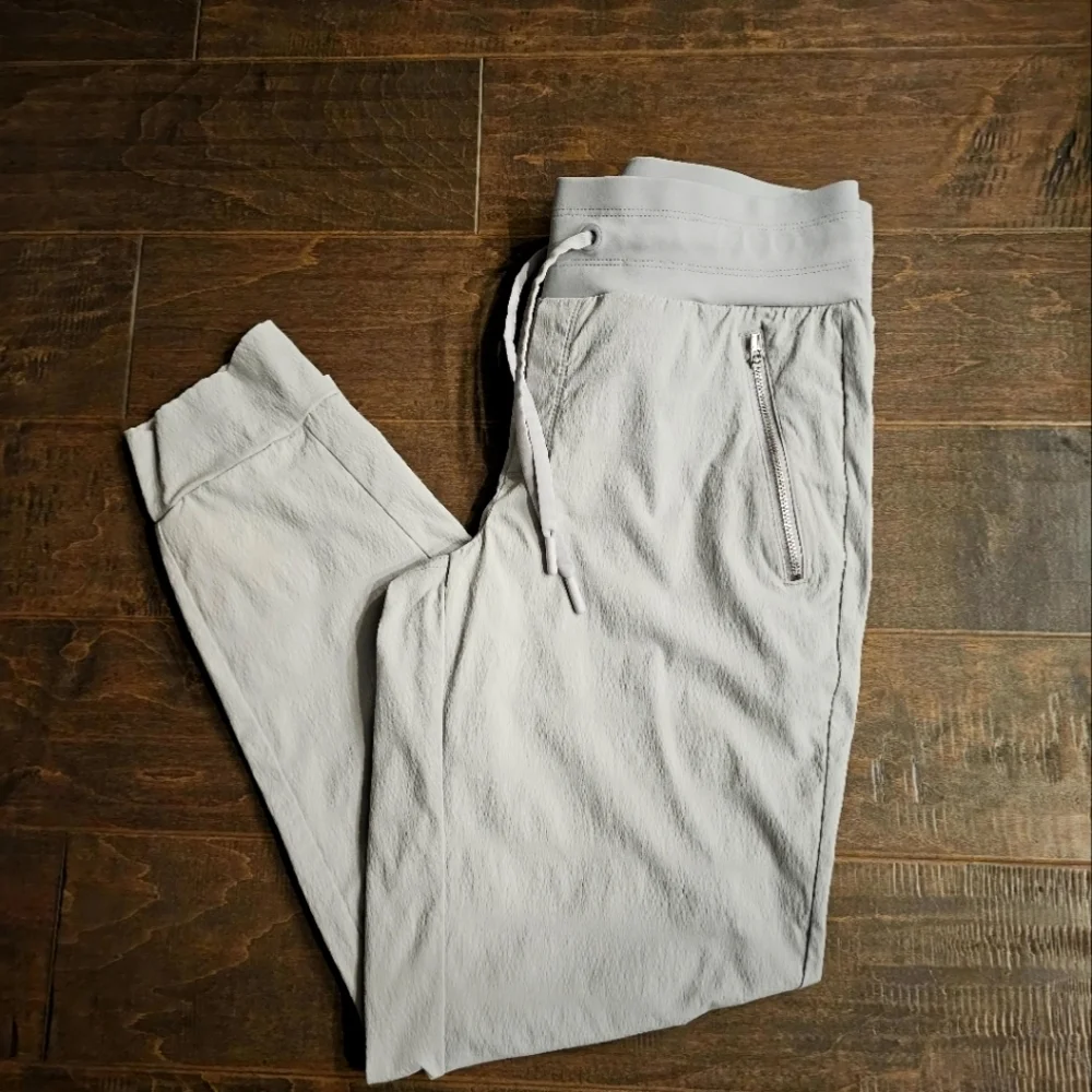 Athleta Women's Light Gray/Silver Waived Pattern Joggers sz 8 (NWOT)
